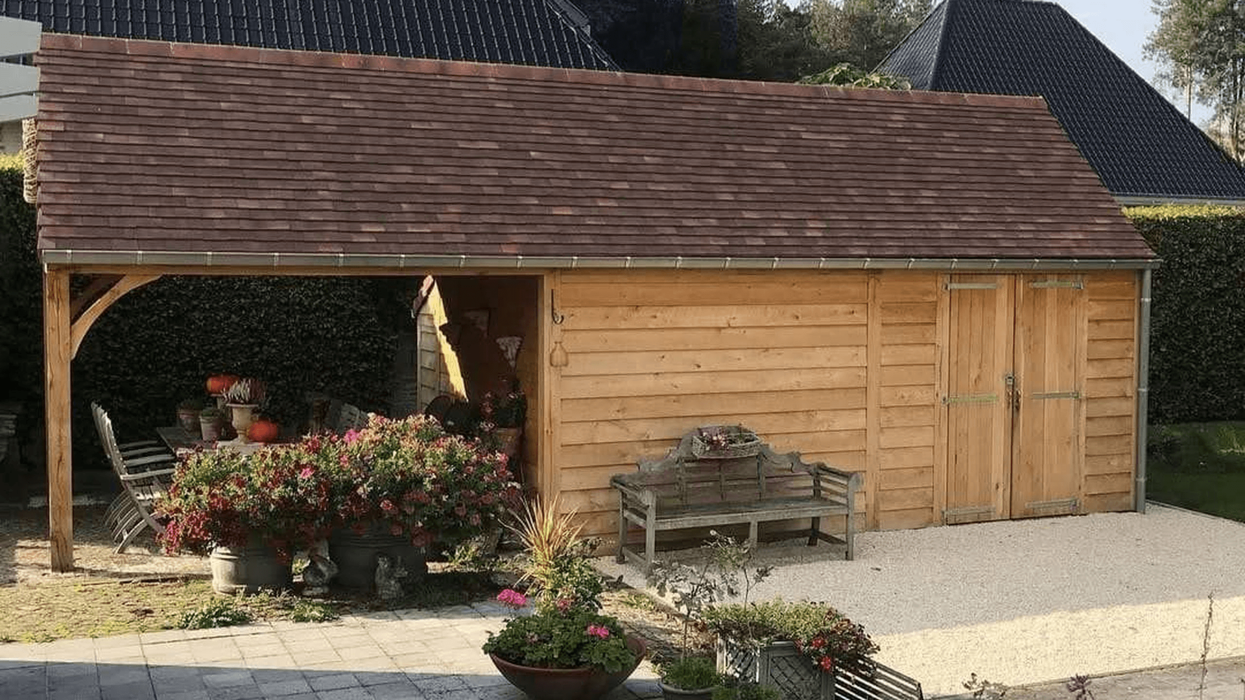 Houten bijgebouw van TNS Construct